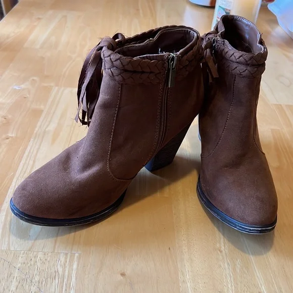 Cute brown suede boots - Picture 2 of 8